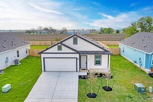 526 Thunderstorm Ave in Lockhart, TX - Building Photo