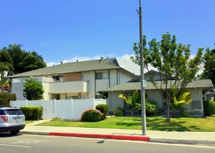 5521 Cross Dr in Huntington Beach, CA - Foto de edificio - Other