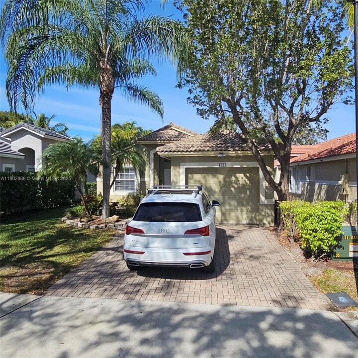 4121 Sapphire Bend in Weston, FL - Building Photo