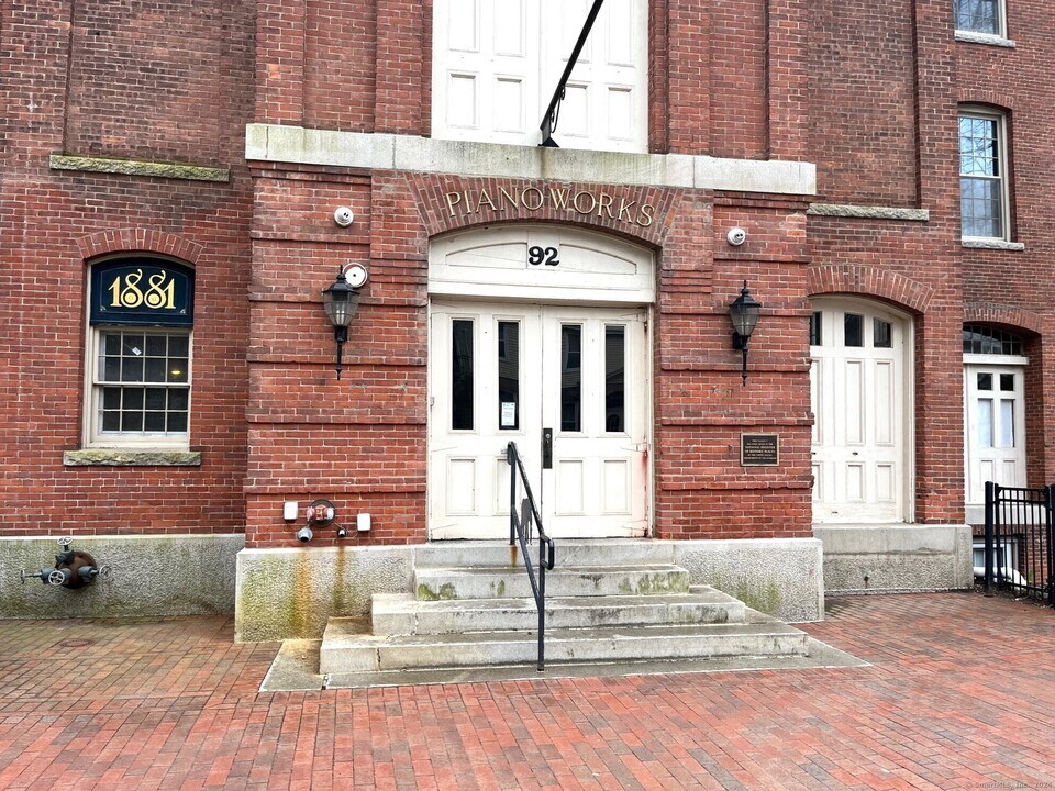 92 Main St in Deep River, CT - Building Photo