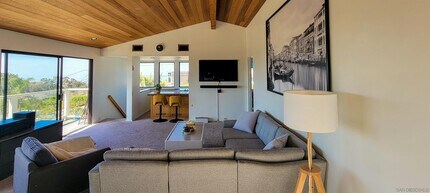 5643 Linda Rosa Ave in San Diego, CA - Building Photo - Building Photo