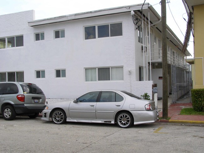 8329 Byron Ave in Miami Beach, FL - Foto de edificio - Building Photo