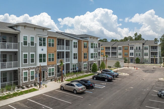 The Quinn Luxury Apartments in Pensacola, FL - Building Photo - Building Photo