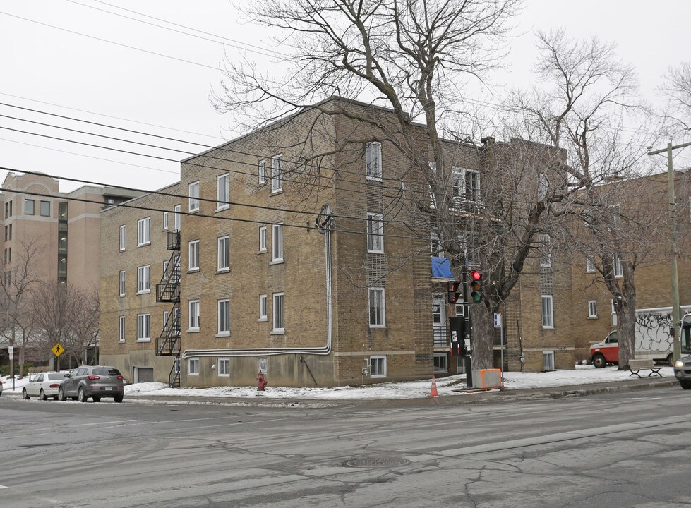 4895 de la Côte-Sainte-Catherine in Montréal, QC - Building Photo