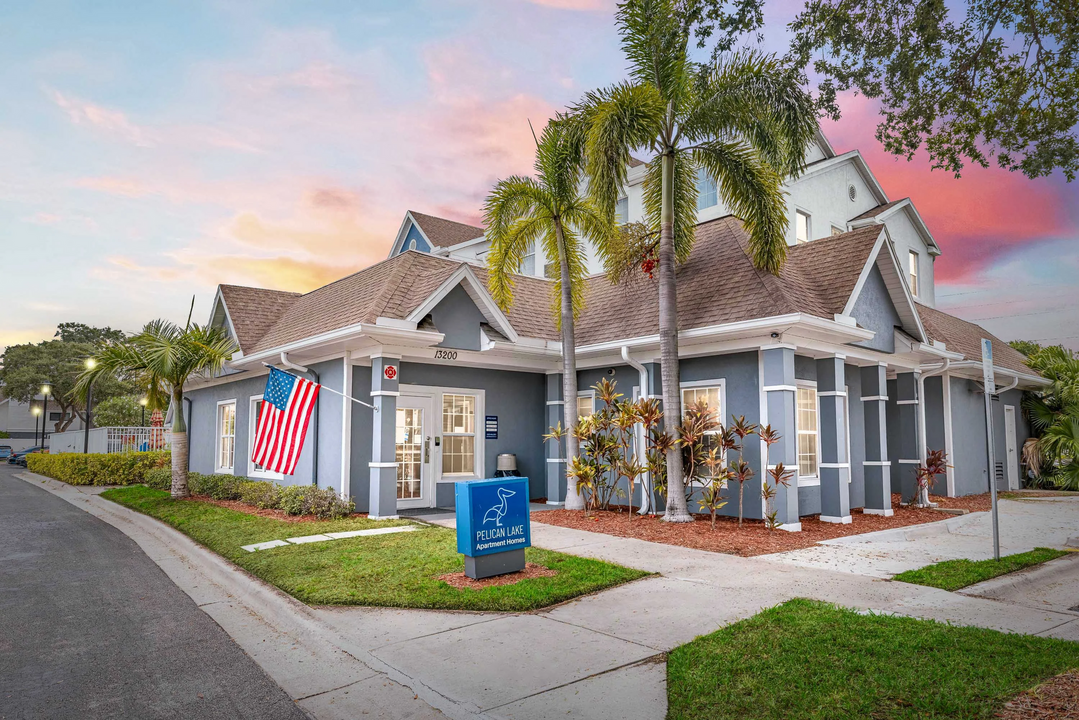 Pelican Lake in Clearwater, FL - Foto de edificio