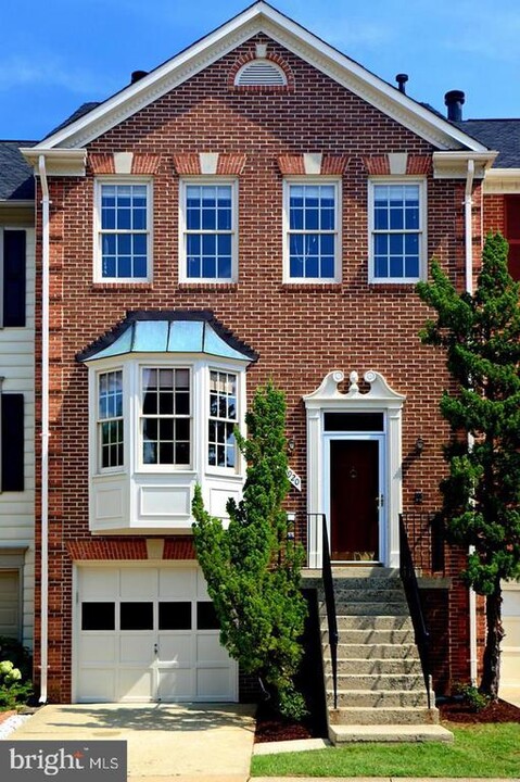 20920 Stanmoor Terrace in Sterling, VA - Building Photo