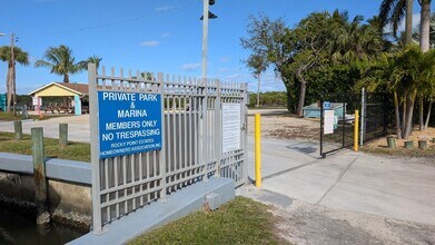 5106 SE Orange St in Stuart, FL - Foto de edificio - Building Photo