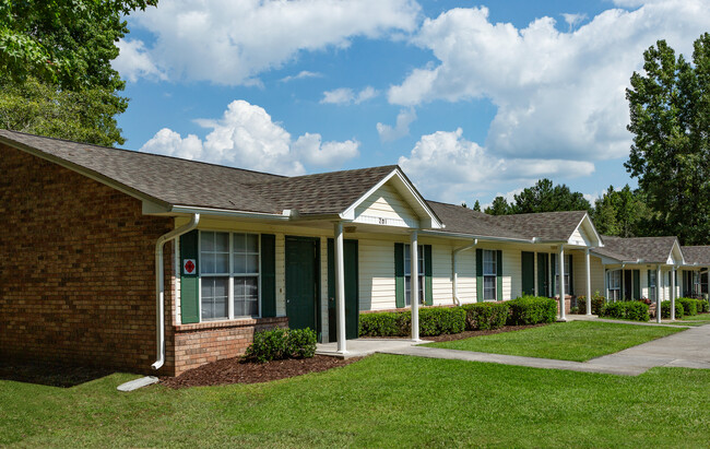 Camellia Garden Apartments in Century, FL - Foto de edificio - Building Photo