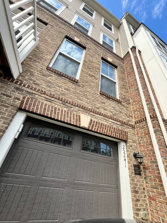25241 Orchard View Ter in Chantilly, VA - Building Photo