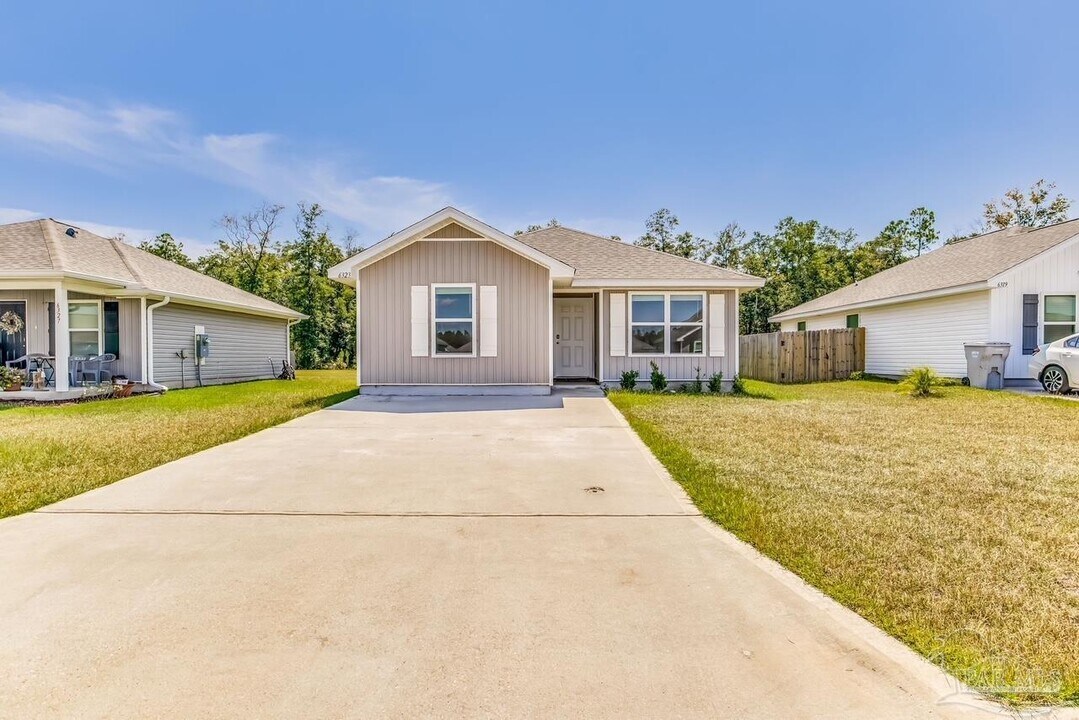 6323 June Bug Dr in Milton, FL - Building Photo