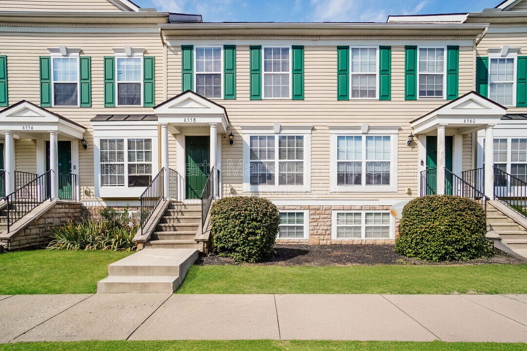 6558 Nottinghill Trail Dr in Canal Winchester, OH - Building Photo