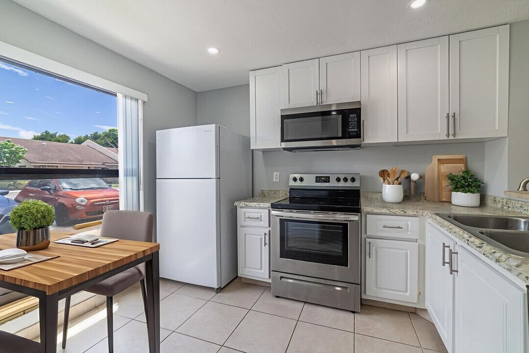 2720 S Oakland Forest Dr in Oakland Park, FL - Foto de edificio