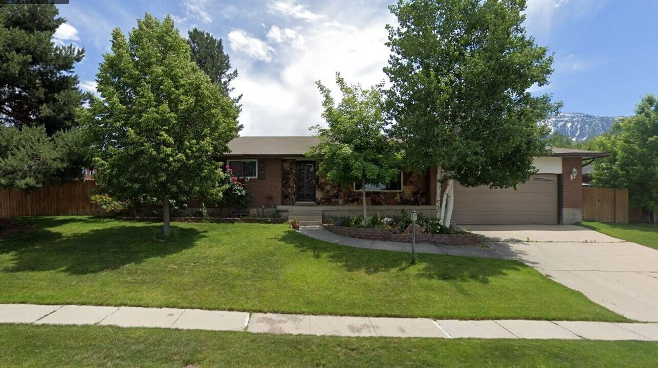 9961 Blossom Dr in Sandy, UT - Building Photo