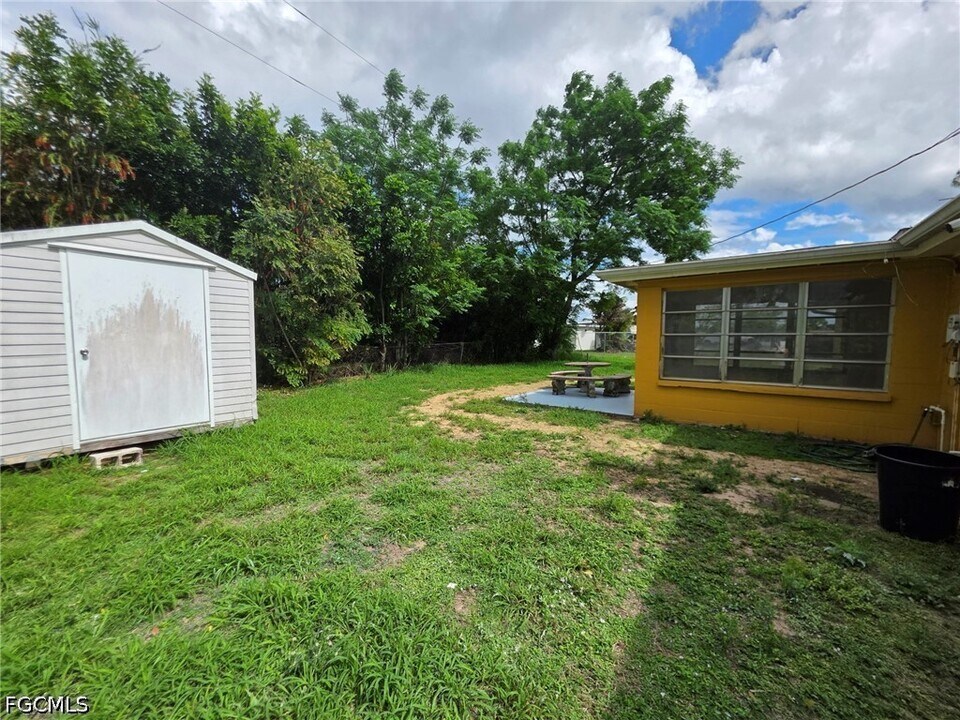 102 Connecticut Rd in Lehigh Acres, FL - Foto de edificio