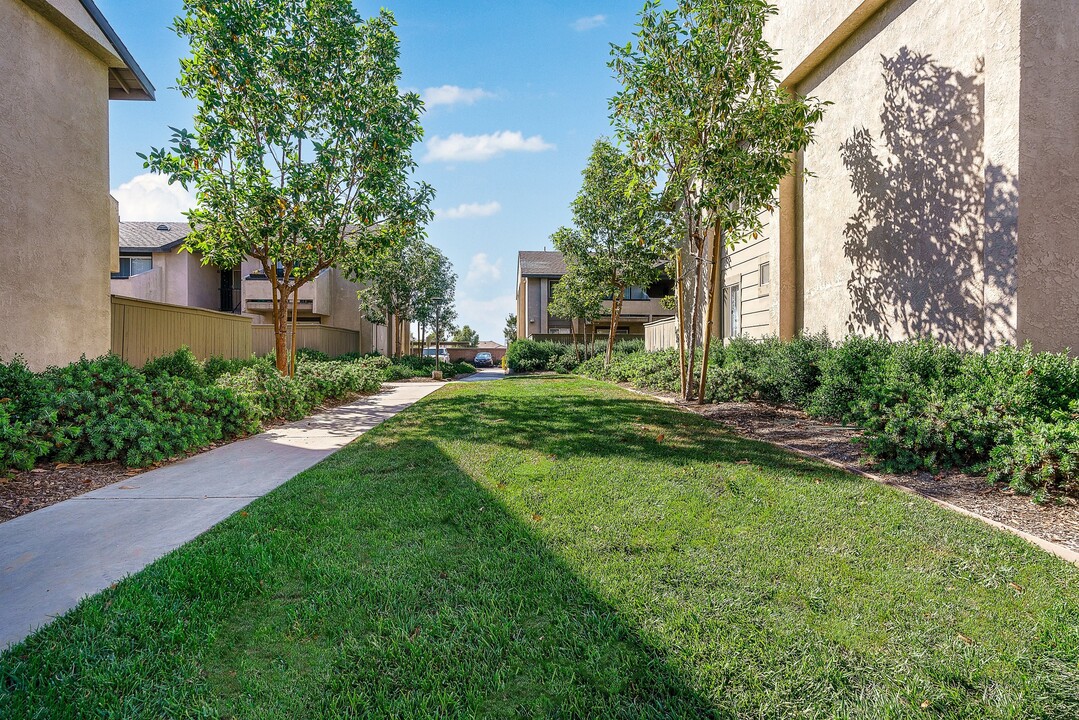 Sunstone Place Apartments in Riverside, CA - Foto de edificio