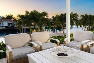 3737 Crayton Rd in Naples, FL - Building Photo