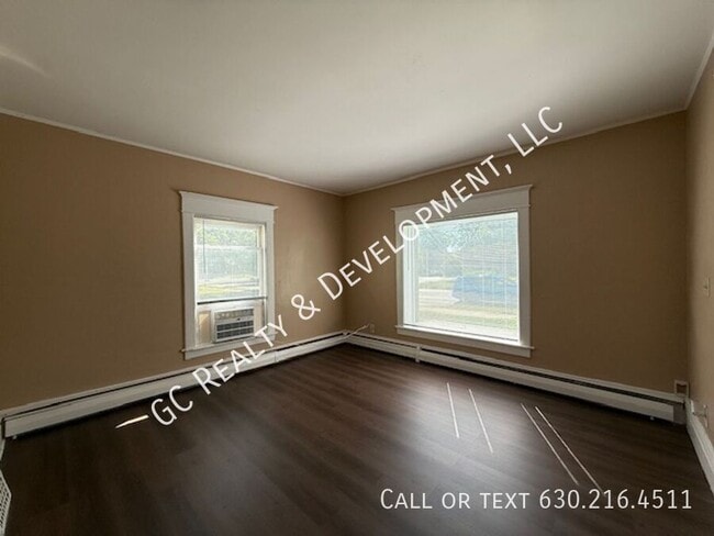 132 S McHenry Ave in Crystal Lake, IL - Building Photo - Building Photo