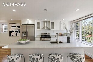 552 Granville Payne Ave in Brooklyn, NY - Building Photo