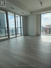 5858 Yonge St in Toronto, ON - Building Photo - Building Photo