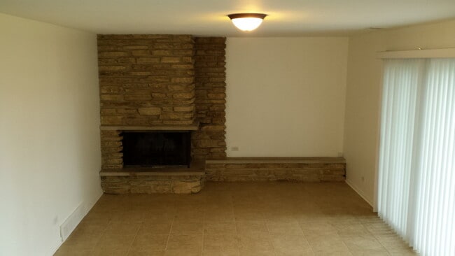 1415 Rosehill Dr in Arlington Heights, IL - Building Photo - Building Photo
