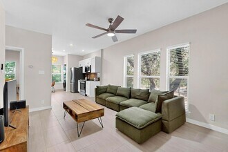2414 Longview St, Unit 102 in Austin, TX - Building Photo - Building Photo