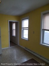 49 High St in Killingly, CT - Foto de edificio - Building Photo