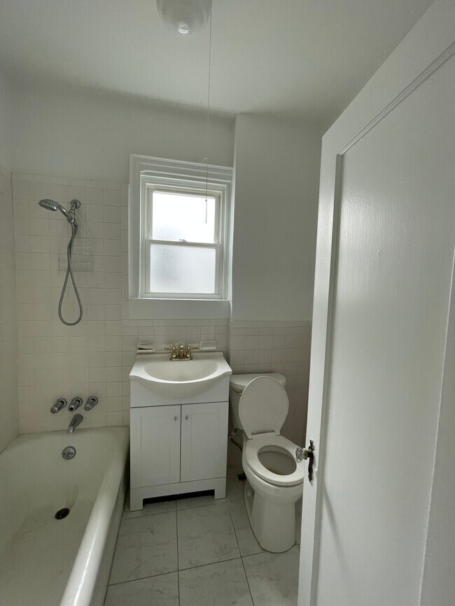 646 Forest Ave in Staten Island, NY - Foto de edificio - Building Photo