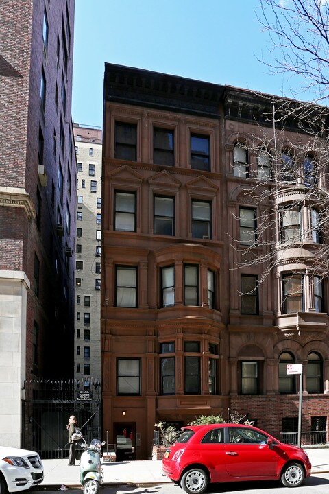 6 W 71 Street in New York, NY - Building Photo