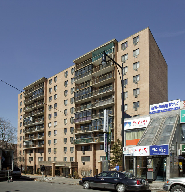 The Towers at Briarwood Condominium in Flushing, NY - Building Photo - Building Photo