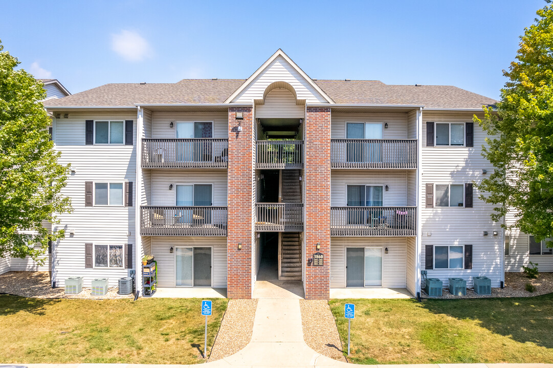 Pineview Place Apartments in Waterloo, IA - Building Photo