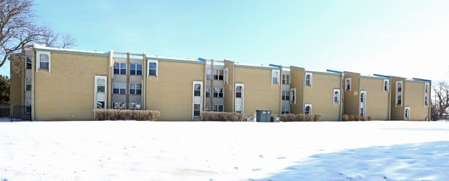 St Peter's Apartments - 62+ Senior Housing in Milwaukee, WI - Foto de edificio - Building Photo