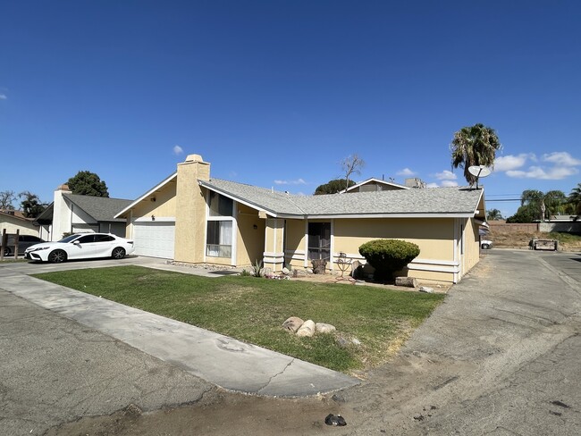 2424 Eric Way in Bakersfield, CA - Building Photo - Building Photo