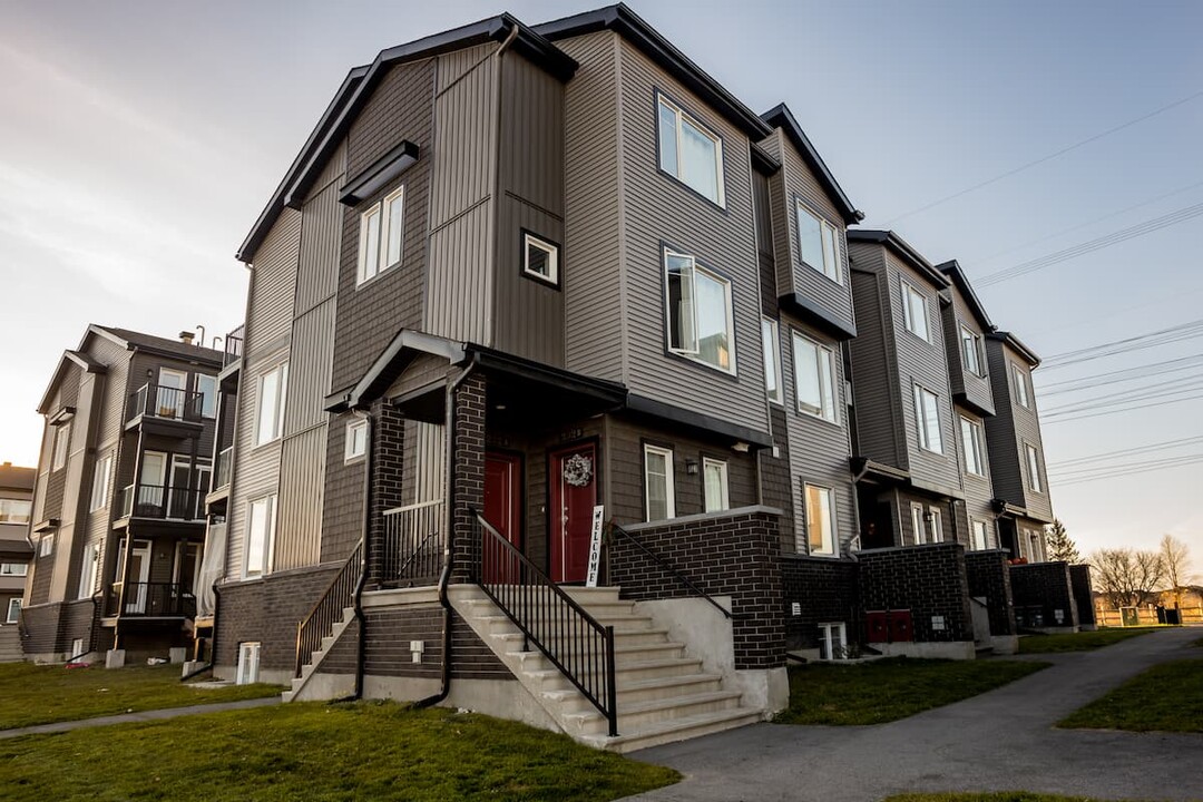 KoL Townhomes in Ottawa, ON - Building Photo