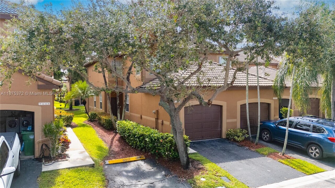 1440 Coronado Rd in Weston, FL - Foto de edificio