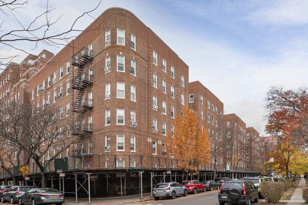 Essex House in Forest Hills, NY - Foto de edificio