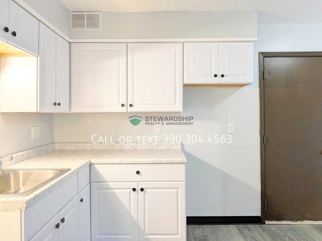 310 Engadine Ct in Sugarcreek, OH - Building Photo - Building Photo