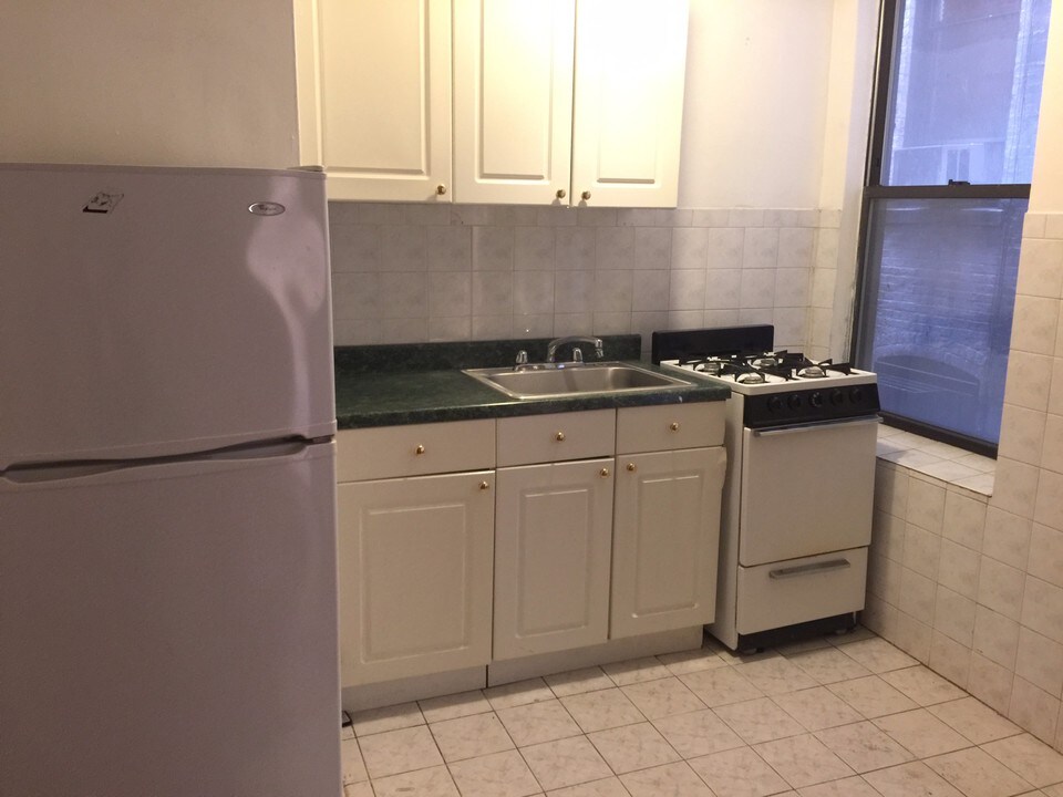 240 W 104th St in New York, NY - Building Photo