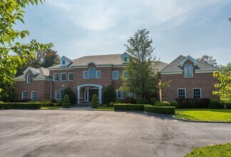 4 Tatem Way in Old Westbury, NY - Building Photo - Building Photo
