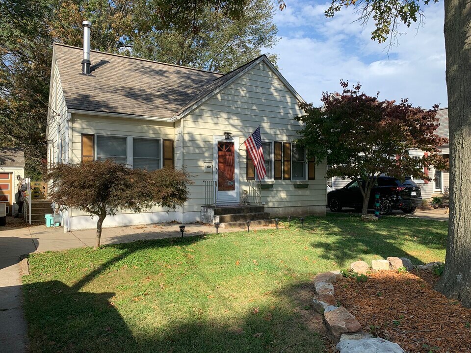 221 Henderson St in Jackson, MO - Building Photo