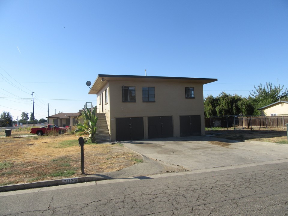 999 S Lovers Ln in Visalia, CA - Building Photo