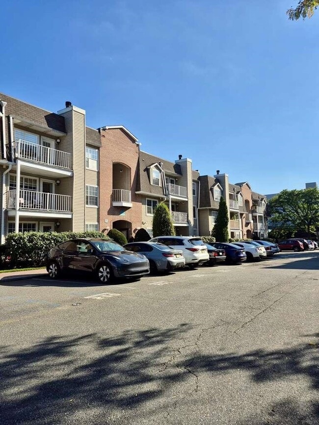 790 River Rd in Edgewater, NJ - Building Photo - Building Photo