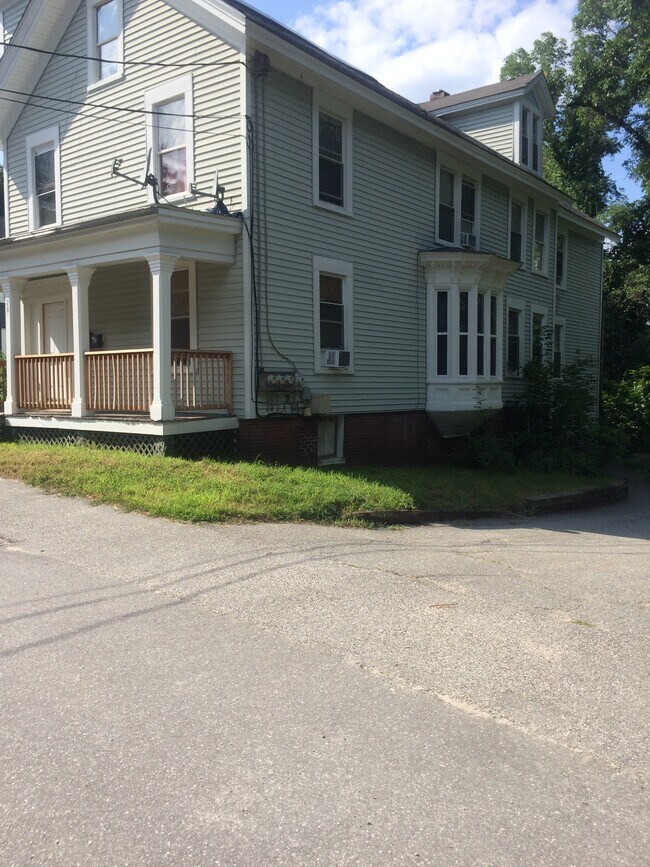28 Newbury St, Unit 28NewburyStUnit2 in Auburn, ME - Building Photo - Building Photo