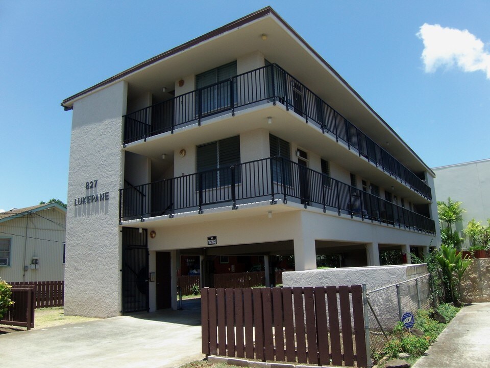 827 Lukepane Ave in Honolulu, HI - Building Photo