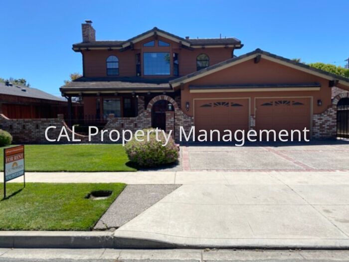 9 San Fernando Cir in Salinas, CA - Building Photo
