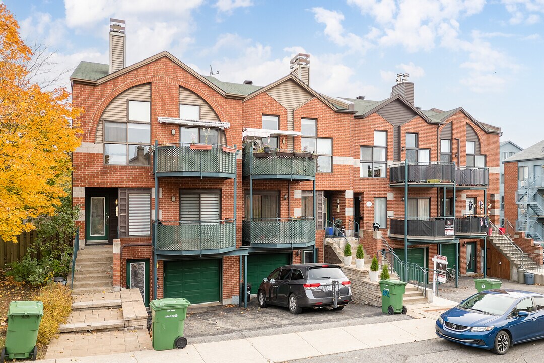 692 36E Av in Montréal, QC - Building Photo