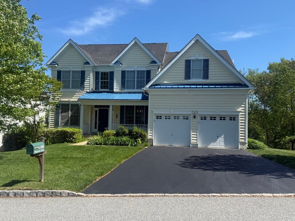 606 Winston Ln in West Chester, PA - Building Photo