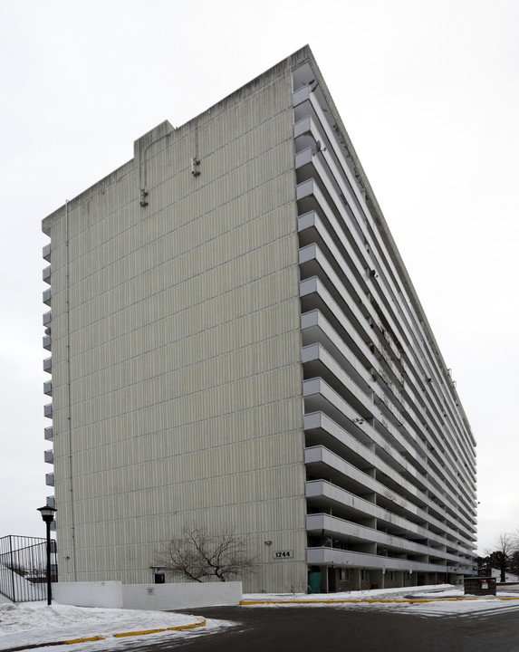 Capital Towers II in Ottawa, ON - Building Photo