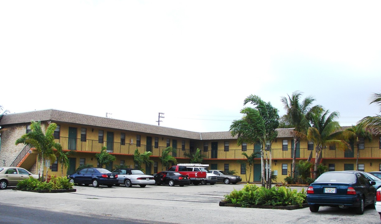 Palm Grove Apartments in Oakland Park, FL - Building Photo