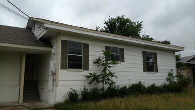 107 E Powell Ln in Austin, TX - Building Photo - Building Photo