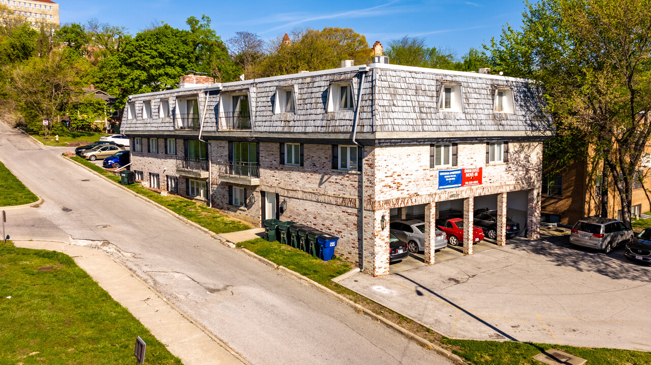 The Coachman Apartments in Lawrence, KS - Building Photo